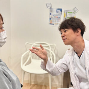 二重埋没法のカウンセリングを行う院長と患者様